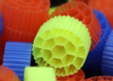 kopen Zwart maagdelijk HDPE materiaal MBBR Plastic Filter Media Voor Aquarium 25mm X 12mm online manufacture