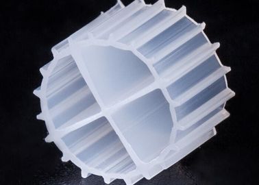 kopen Witte kleur MBBR Media Biofilmdrager met superdecarburizatie en maagdelijk HDPE materiaal online manufacture
