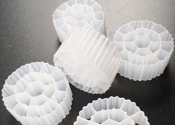 kopen Plastic MBBR Bio Media HDPE K3 Aquaponics Filter Media 500 m2/m3 fda veilig materiaal biopipe biocellenballen online manufacture