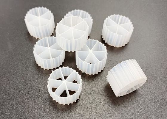 kopen Witte kleur FDA Veilig HDPE-materiaal Verhuisbaar bed Biofilm reactor Levensduur 15 jaar online manufacture