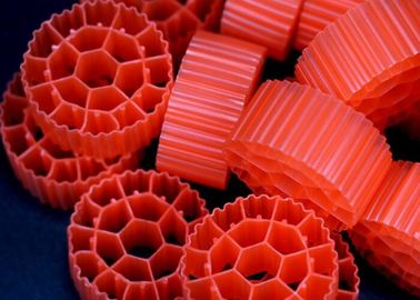 China fabriek k1 kaldnes plastic vishouderij media drijvende bio drager voor aquacultuur RAS mbbr reactor HDPE FDA SAFTY