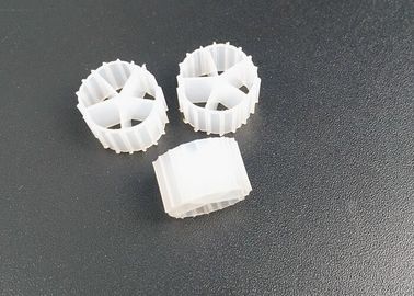 Witte 5-holes maagdelijke HDPE-filtermedia Lang levensduur Afmeting 10 mm x 7 mm