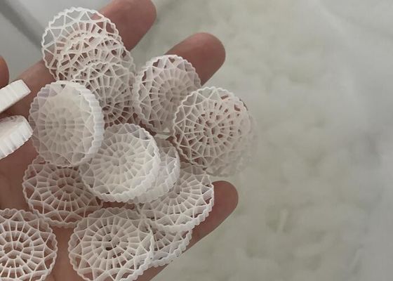 Virgin HDPE 63 Holes MBBR Filtermedium voor waterbehandeling