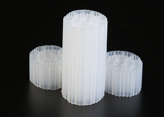 Vrouwelijk HDPE-materiaal MBBR Plastic Filter Media Witte kleur Voor afvalwaterzuivering