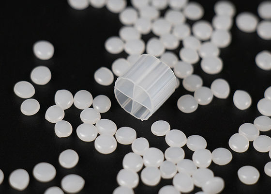 Witte Hdpe MBBR bewegende bed Biofilm reactor 800m2/M3 Groot oppervlak