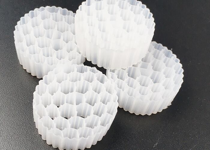 Pe38 25*4mm Hdpe Mbbr Bio Filter Media Safty Bewegend Bed Grote Oppervlakte