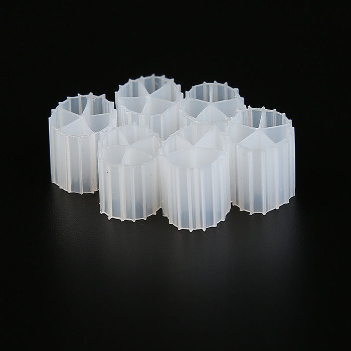 Witte 5-holes maagdelijke HDPE-filtermedia Lang levensduur Afmeting 10 mm x 7 mm