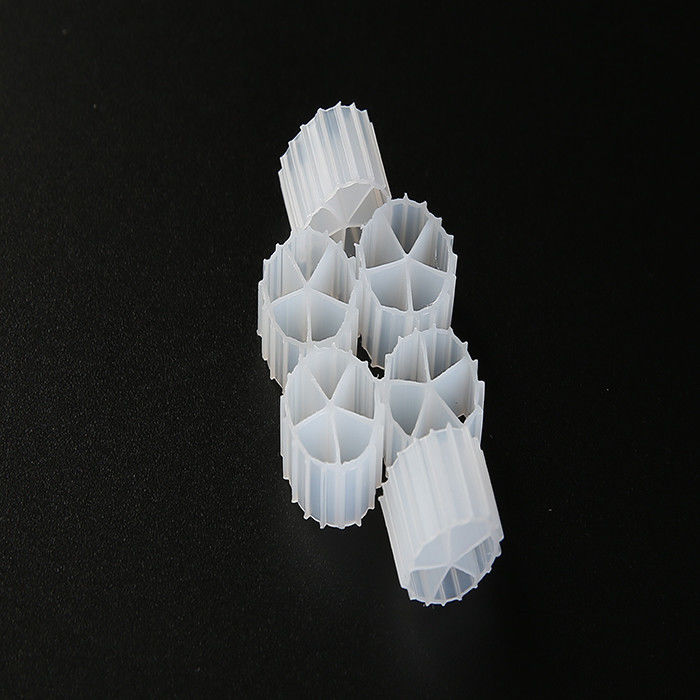 Hoge biologische activiteit Witte kunststoffiltermedium HDPE voor visvijvers