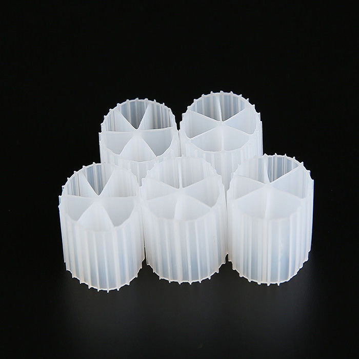 Afvalwaterzuivering MBBR Filtermedium 0,96 - 0,98 g/Cm3 Dichtheid met witte anaërobe tank A/O technologie