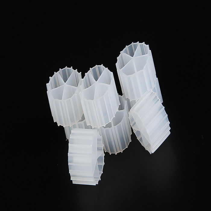Vloeiende filtermedia van witte kleur met maagdelijk HDPE-materiaal voor afvalwaterzuivering
