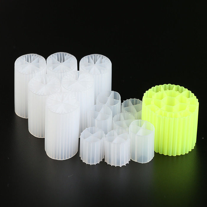 Zwart maagdelijk HDPE materiaal MBBR Plastic Filter Media Voor Aquarium 25mm X 12mm