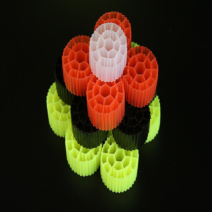 Rood/geel Plastic MBBR Bio Media K1 500 m2/m3 Oppervlakte met witte kleur
