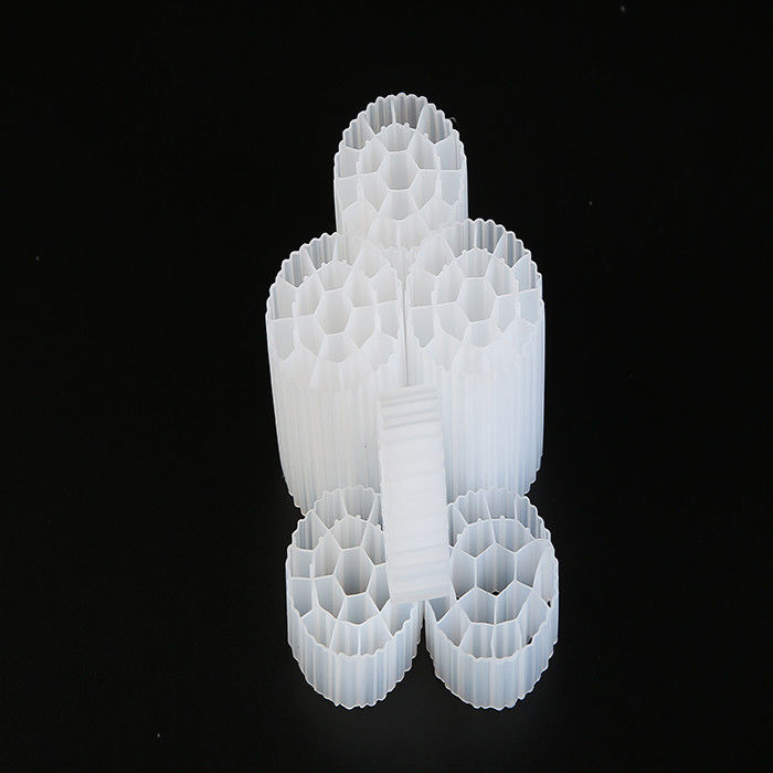 Vrouwelijke HDPE zwevende filtermedia Plastic Biomedia 25 mm x 10 mm