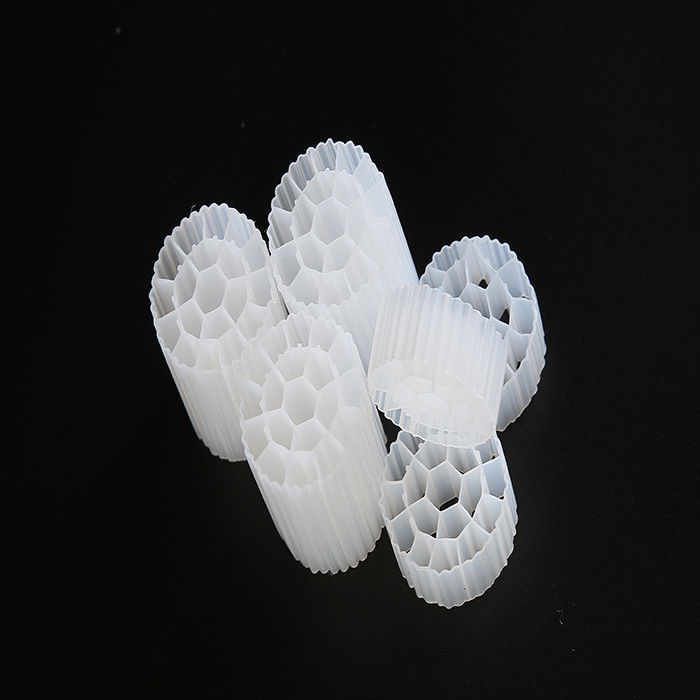 Vrouwelijke HDPE zwevende filtermedia Plastic Biomedia 25 mm x 10 mm