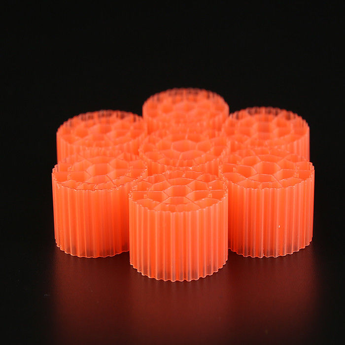 MBBR Biofilter Media Plastic Filter Media 0,96 - 0,98 g/cm3 Dichtheid En Witte kleur