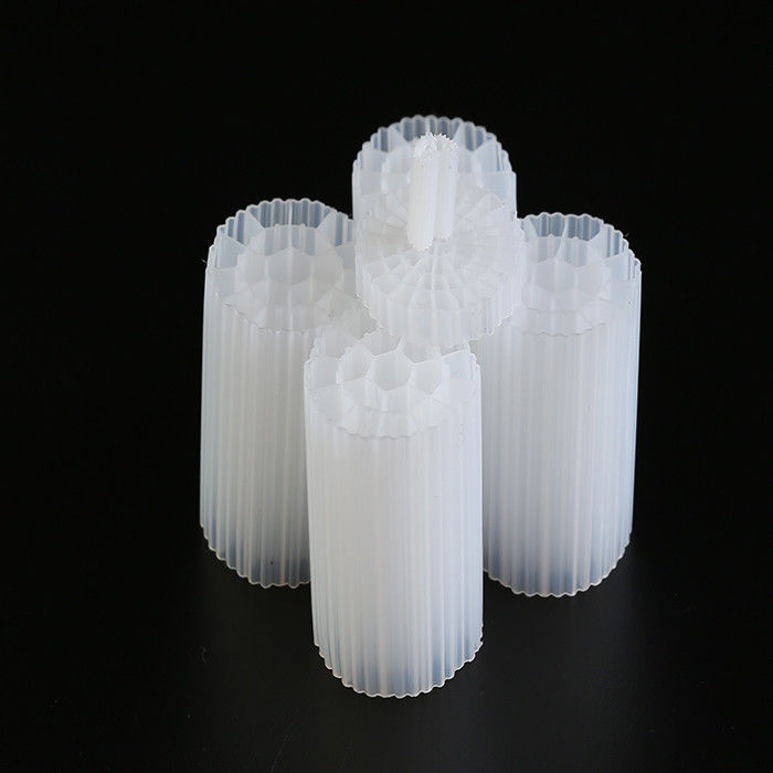 Plastic Aquaponics MBBR Filter Media 25*12mm Grootte Waterbehandeling Bio Cel Voor vijver