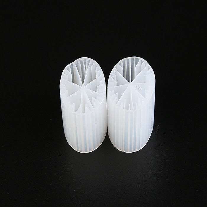 Vrouwelijk HDPE-materiaal MBBR Bio Media Wit kleur 15*15mm Grootte Voor afvalwater