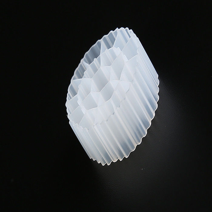 China fabriek k1 kaldnes plastic vishouderij media drijvende bio drager voor aquacultuur RAS mbbr reactor HDPE FDA SAFTY