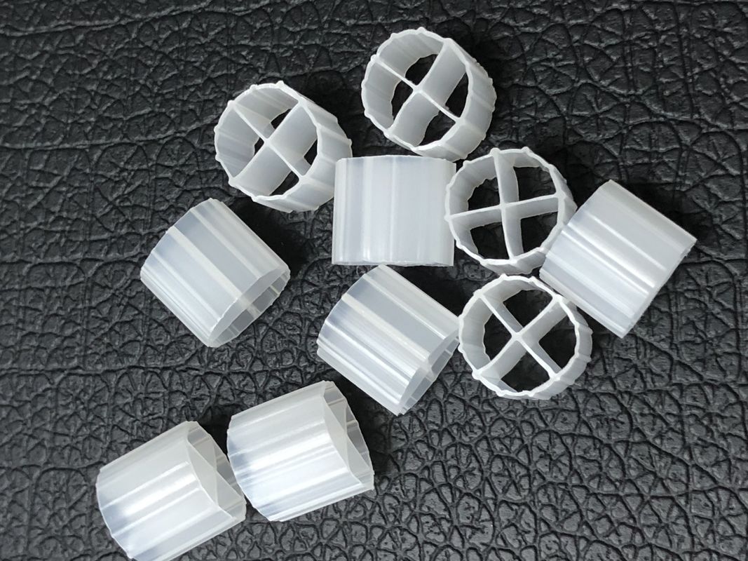 Extrusieproces Kaldnes Filter MBBR Media met speciale formule voor de waterbehandeling in de gemeentelijke industrie