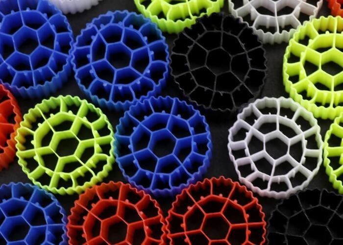 China fabriek k1 kaldnes plastic vishouderij media drijvende bio drager voor aquacultuur RAS mbbr reactor HDPE FDA SAFTY