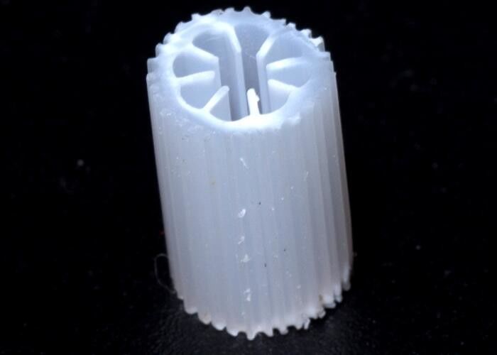 Zware PE08 MBBR Filter Media Virgin HIPS Materiaal Voor afvalwaterbehandeling Wit gekleurde biomassa media