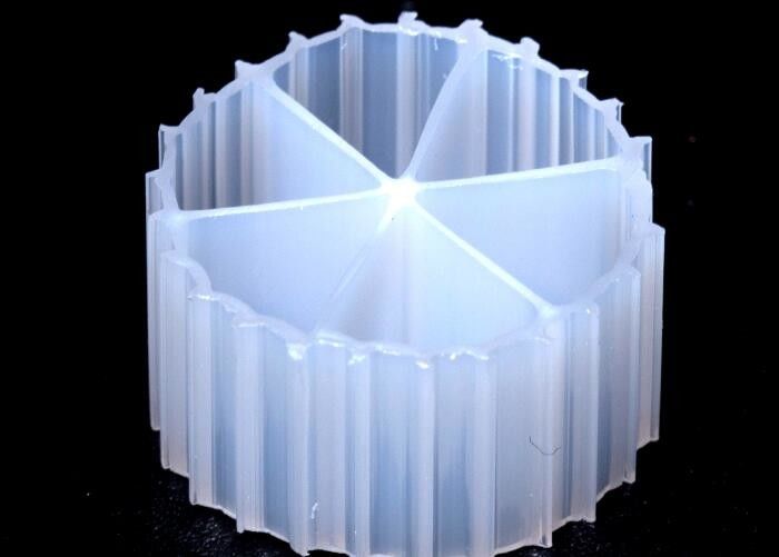 16*10mm MBBR Filtermedium met maagdelijk HDPE-materiaal en snelle biofilmvorming