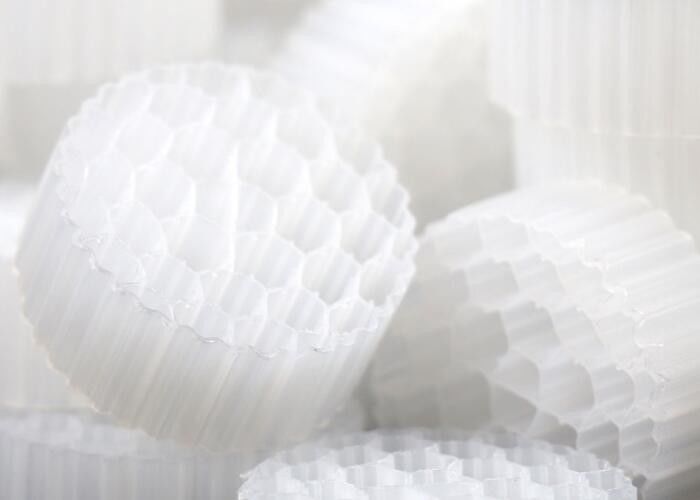 Speciale formule MBBR Filtermedia met maagdelijk HDPE materiaal en witte zwarte kleur voor RAS