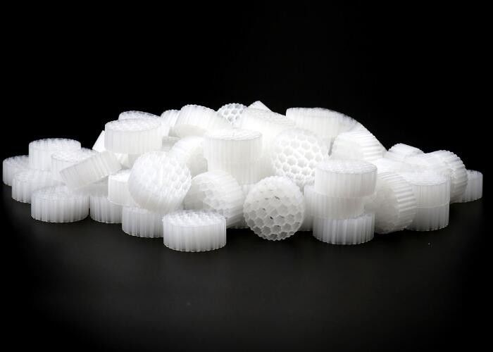 Speciale formule MBBR Filtermedia met maagdelijk HDPE materiaal en witte zwarte kleur voor RAS