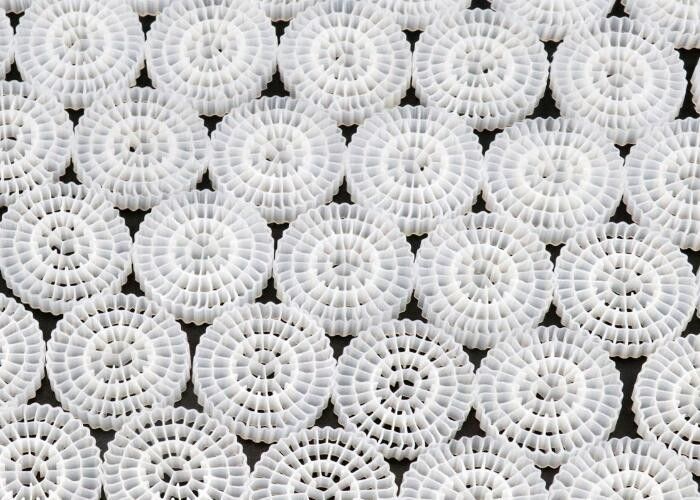 HDPE Floating Moving Bed Filter Media voor waterzuiveringsinstallaties MBBR biocel