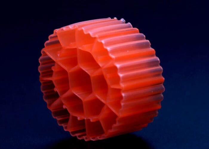 Roodkleurige vissen vijverfilter media maagdelijk HDPE materiaal K3 Plastic filter media