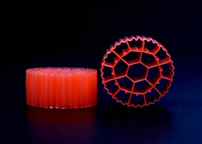 Roodkleurige vissen vijverfilter media maagdelijk HDPE materiaal K3 Plastic filter media