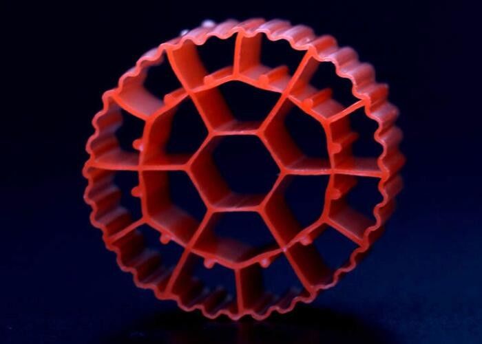 Roodkleurige vissen vijverfilter media maagdelijk HDPE materiaal K3 Plastic filter media