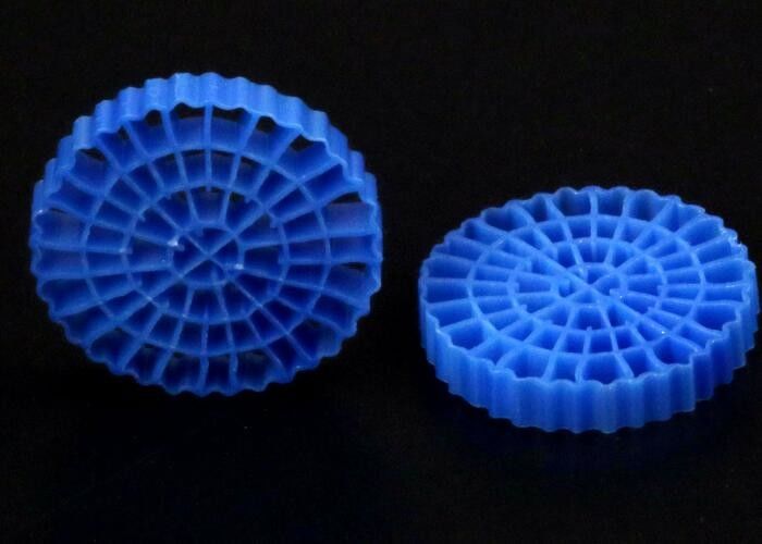 grote oppervlakte 25*4 mm en witte maagdelijke HDPE-materiaal MBBR biofilmmedia