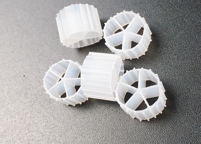 UV-bestendige HDPE 10*7MM MBBR BIOBALLS IFAS proces 5 kamers fda veilig materiaal drijvend medium goedkope prijs