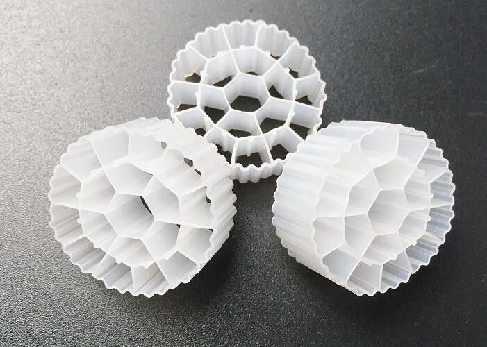 KOI tank 19 kamers MBBR biofilm drager HDPE materiaal witte kleur 25*12mm media afvalwaterbehandeling a/o proces
