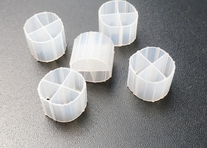 Aquacultuur Visserij MBBR Biofiltermedia 12*9mm Hdpe Witte Bioballs Sbr Proces