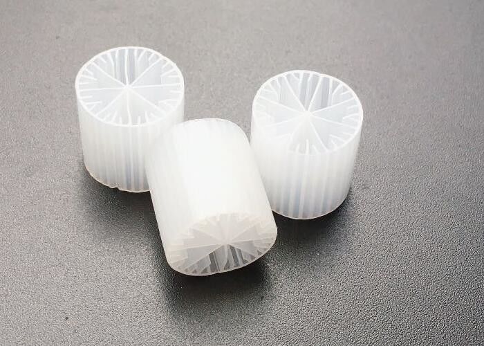 Witte kleur MBBR Filter Media Virgin HDPE Materiaal 15*15mm Grootte Bio Media Voor vis vijver