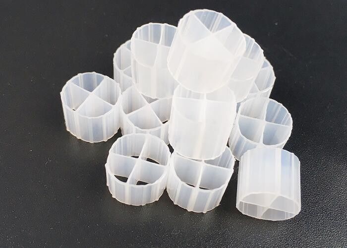 Biocellfiltermedia van hoge kwaliteit met maagdelijk HDPE-materiaal en witte kleur voor RAS