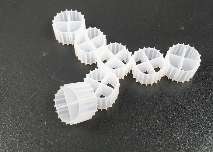 Witte kleur MBBR Pond Biocell Filter Media Virgin HDPE materiaal en drijvend voor RAS