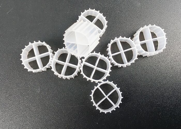 Vrouwelijk HDPE-materiaal Kaldnes K1 Filter Media Bio Ballen Voor Aquaria