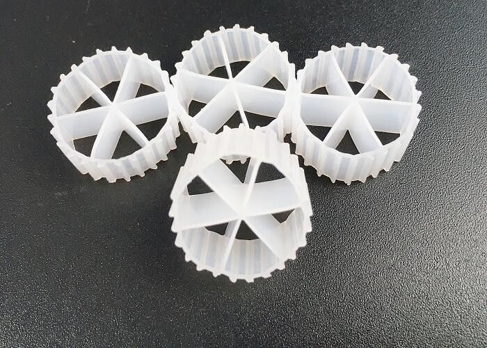Hydrofiel MBBR Plastic K1 Filter Media 6 gaten voor waterbehandeling