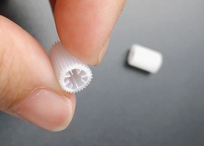 Virgin HIPS Material MBBR Filter Media Floating Micro Biopipe Media Voor afvalwaterbehandeling