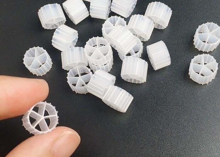 Witte 5-holes maagdelijke HDPE-filtermedia Lang levensduur Afmeting 10 mm x 7 mm