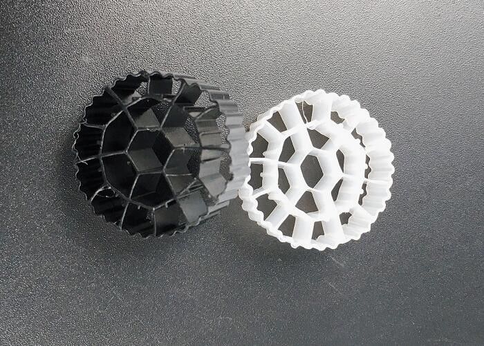 Plastic MBBR Bio Media HDPE K3 Aquaponics Filter Media 500 m2/m3 fda veilig materiaal biopipe biocellenballen