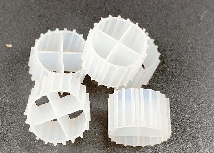 Witte kleur MBBR Media Biofilmdrager met superdecarburizatie en maagdelijk HDPE materiaal