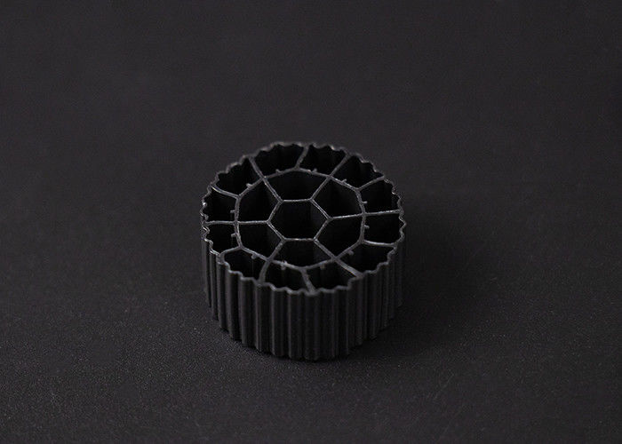 Virgin HDPE materiaal MBBR Filter Media Biofilter 25mm X12mm Grootte 600 m2/m3 Oppervlakte