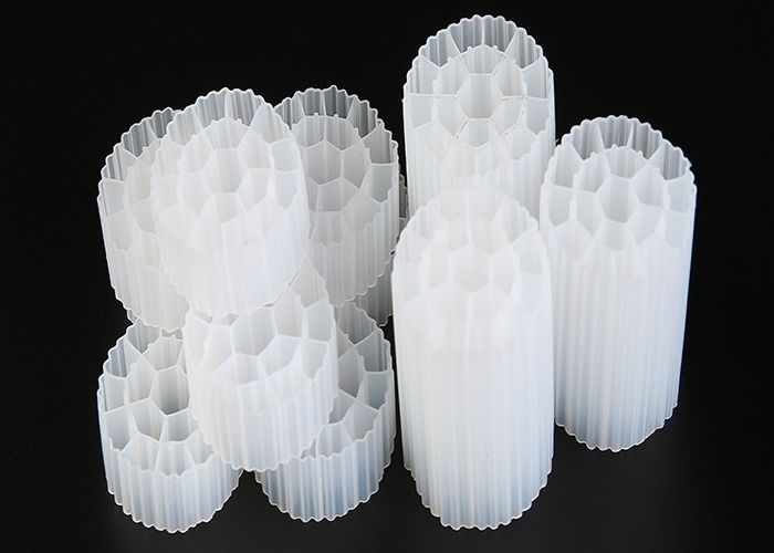 35 mm x 18 mm Grootte Virgin HDPE Materiaal MBBR Bio Media PE07 Voor aquaria