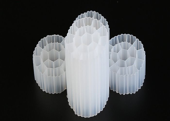 Vrouwelijk HDPE-materiaal MBBR Plastic Filter Media Witte kleur Voor afvalwaterzuivering