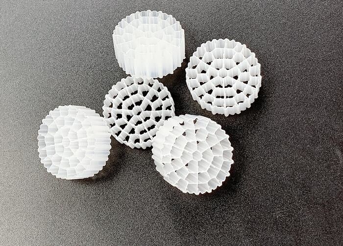 Virgin HDPE IFAS Technology MBBR Floating Filter Media Wit Kleur