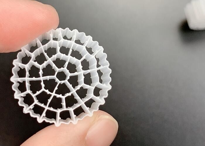 Virgin HDPE 25*10MM Witkleur MBBR Plastic Filter Media Groot oppervlak